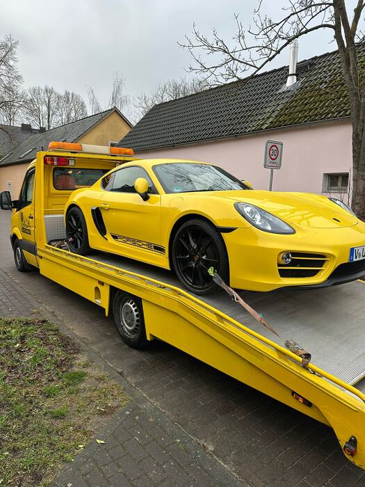 Fahrzeug wird für den Transport auf einem Fahrzeug von ENZ Abschleppdienst verladen
