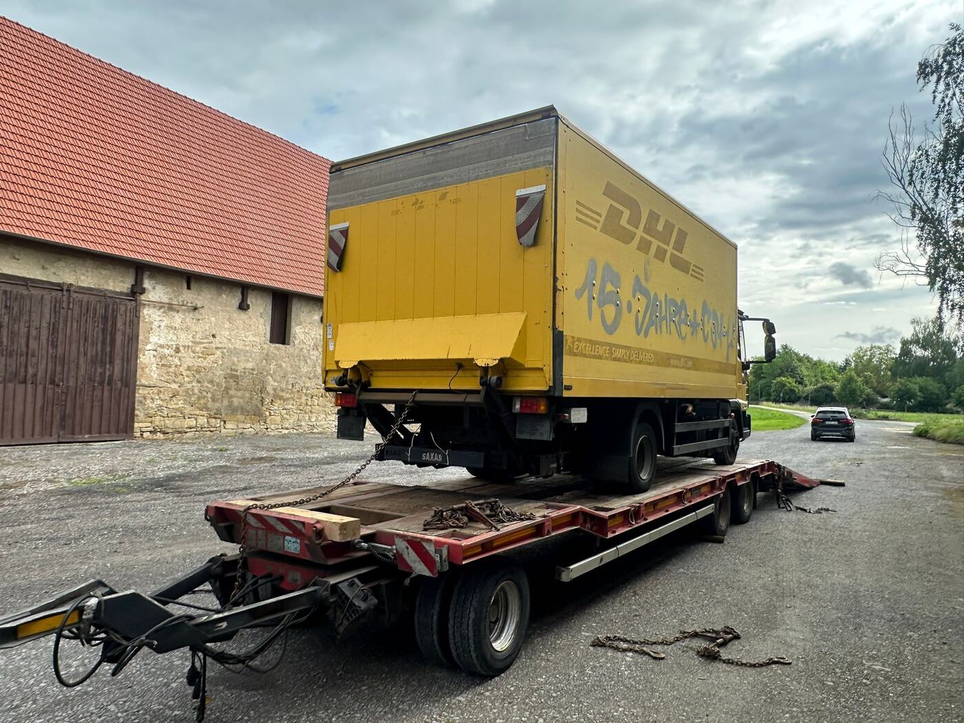 LKW-Bergung mit Anhänger vor einem Fachwerkgebäude
