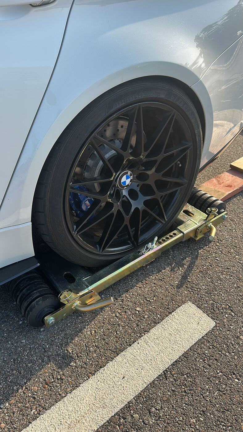 Nahaufnahme eines Reifens auf der Ladefläche eines Abschleppwagens